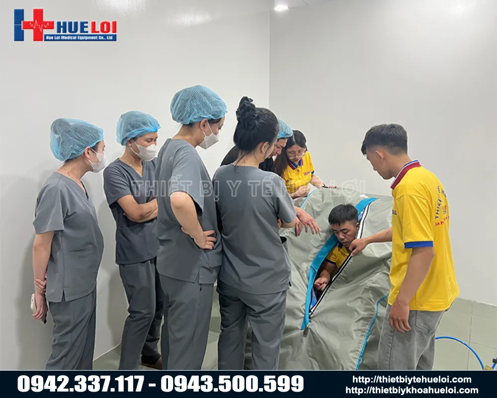 Huê Lợi bàn giao buồng oxy cao áp
