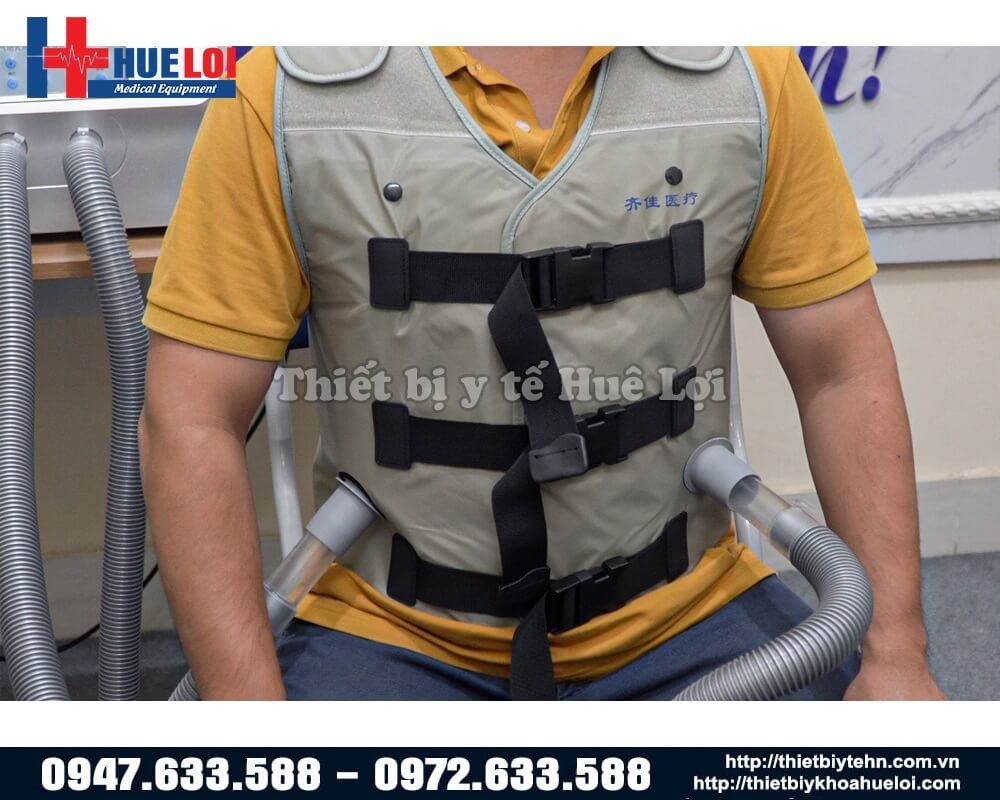 bệnh nhân mặc áo vest vỗ rung